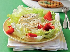 Salát s grilovaným sýrem