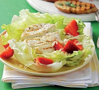 Salát s grilovaným sýrem