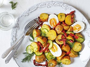 Bramborový salát s koprem a slaninou