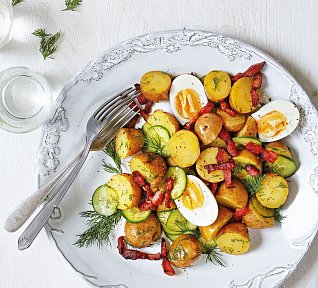 Bramborový salát s koprem a slaninou