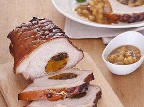 Vepřová pečeně se sušeným ovocem a hruškovou omáčkou