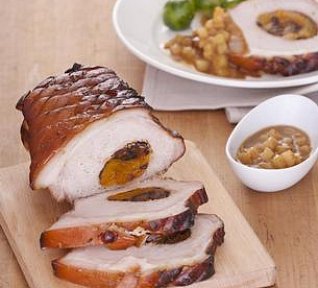 Vepřová pečeně se sušeným ovocem a hruškovou omáčkou