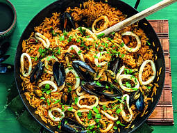 Paella se slávkami a sépiovými kroužky