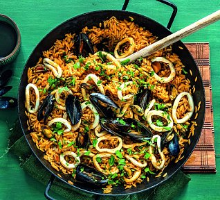 Paella se slávkami a sépiovými kroužky