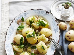 Bramborový salát s cibulí