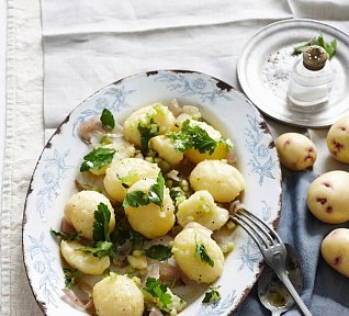 Bramborový salát s cibulí