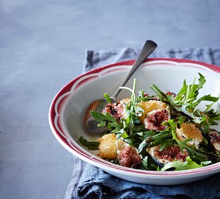 Salát s fíky a smaženým kozím sýrem