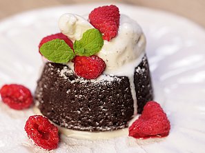Čokoládový dortík se zmrzlinou a malinami