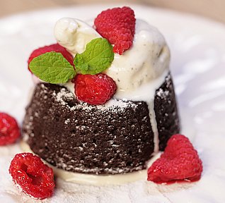 Čokoládový dortík se zmrzlinou a malinami