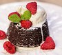 Čokoládový dortík se zmrzlinou a malinami