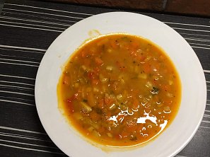Zeleninová polévka s červenou čočkou