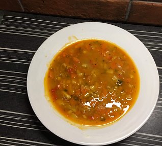 Zeleninová polévka s červenou čočkou