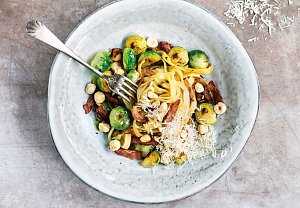 Tagliatelle s kapustou a ořechy