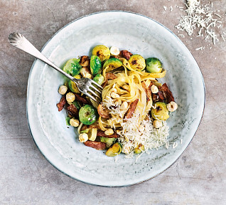 Tagliatelle s kapustou a ořechy