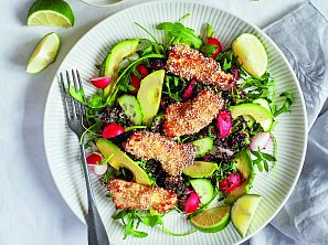 Kuřecí stripsy v sezamu se salátem z quinoy