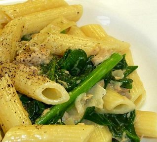 Tagliatelle se smetanovou omáčkou se špenátem a kuřecím masem