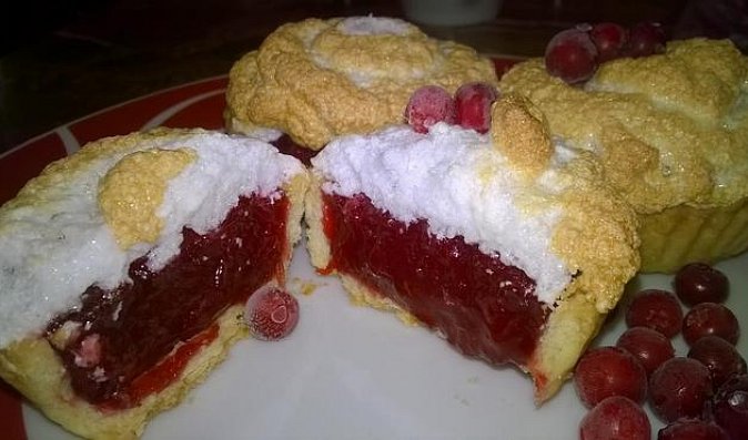 Brusinkové mini meringue koláčky