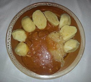 Vepřové s cibulí na černém pivu