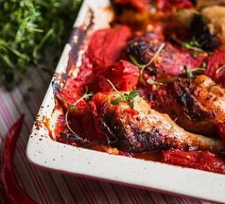 Kuřecí paličky s rajčaty a paprikou