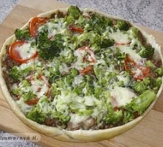 Masový koláč s brokolicí