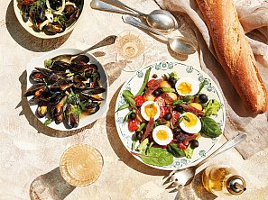 Slávky na víně se salátem Choriatiki