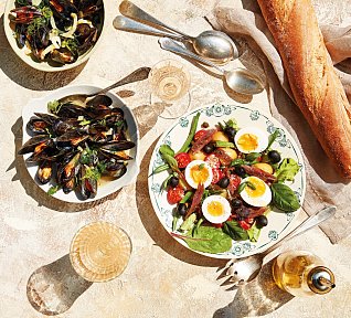 Slávky na víně se salátem Choriatiki