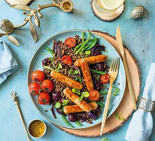 Čočka s klobáskami a pečenou zeleninou