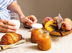 Broskvová zavařenina s rebarborou