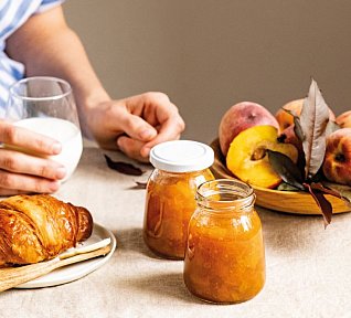 Broskvová zavařenina s rebarborou