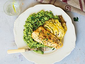 Treska se šťouchaným hráškem a kapustou