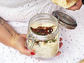 Dip z karamelizované cibule