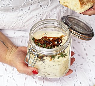 Dip z karamelizované cibule