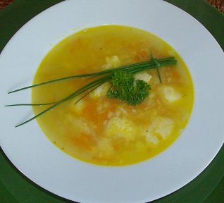 Jarní polévka s krupicovými nočky