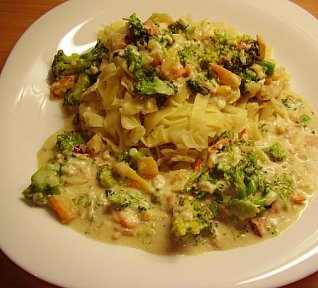 Těstoviny s brokolicovo-smetanovou omáčkou