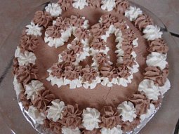 Dvoubarevný smetanový piškotový dort