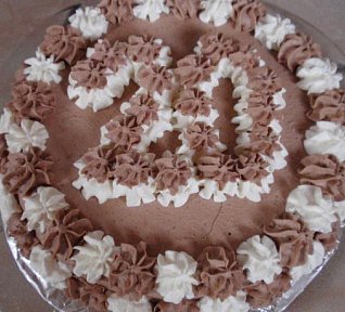 Dvoubarevný smetanový piškotový dort