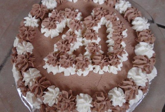 Dvoubarevný smetanový piškotový dort