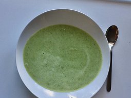 Krémová brokolicová polévka s vejcem