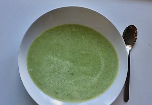Krémová brokolicová polévka s vejcem