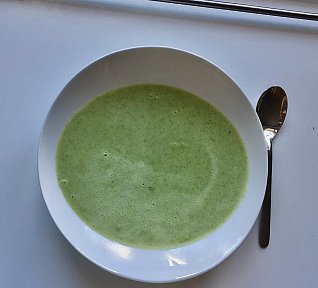 Krémová brokolicová polévka s vejcem