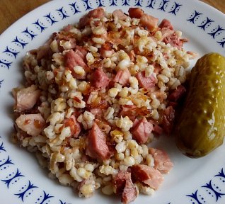 Kroupy s uzeným masem