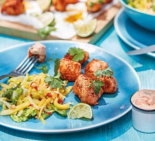 Marinované kuřecí špízy s mangovým salátem