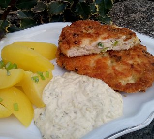 Kuřecí řízek s Nivou a jarní cibulkou