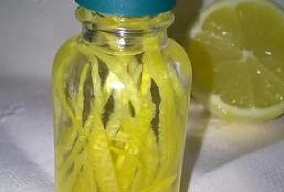 Domácí citronový extrakt