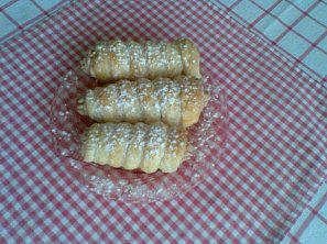Kremrole s vanilkovo-nugátovým krémem Kremrole s vanilkovo-nugátovým krémem