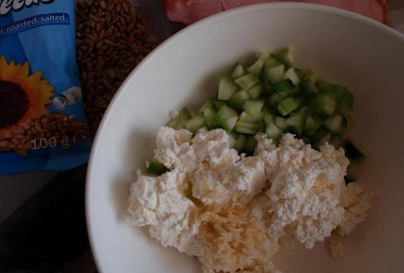 Jednoduchá pomazánka (salát) s okurkou - zdravě a chutně