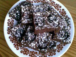 Lehký kakaový koláč se švestkami