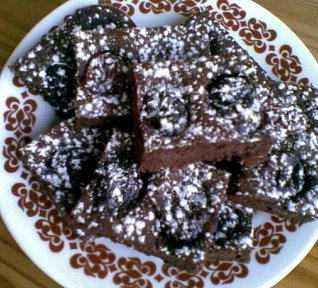 Lehký kakaový koláč se švestkami