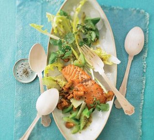 Smažený losos na salátu