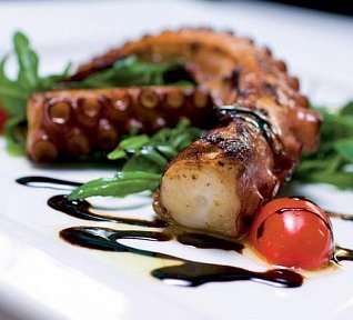 Grilované chobotnice na rukolovém salátu